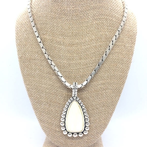 3/$30 MOTHER OF PEARL MOP STATEMENT SILVER TONE PENDANT CLIP ON EARRING SET - Picture 4 of 17